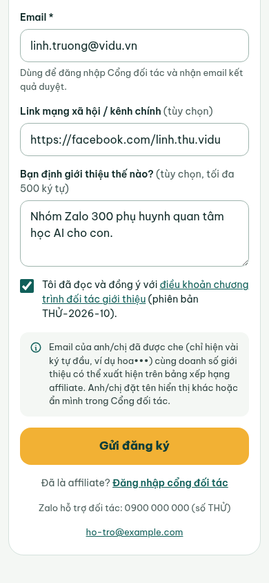 Cuối form đã điền dữ liệu minh hoạ: hai ô không bắt buộc, ô tích đồng ý điều khoản (kèm phiên bản), ghi chú về bảng xếp hạng và nút vàng Gửi đăng ký.