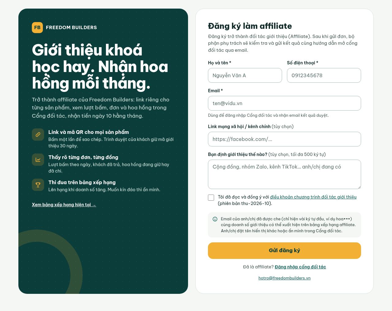 Trang Đăng ký làm affiliate (/partner-apply) trên máy tính: bên trái ba lợi ích và link Xem bảng xếp hạng hiện tại →; bên phải form Họ và tên, Số điện thoại, Email, Link mạng xã hội / kênh chính, Bạn định giới thiệu thế nào?, ô đồng ý điều khoản (phiên bản thu-2026-10), ghi chú email được che trên bảng xếp hạng và nút vàng Gửi đăng ký. Các ô chỉ có chữ gợi ý, chưa điền. Chụp trên production 21/10/2026, trang công khai.