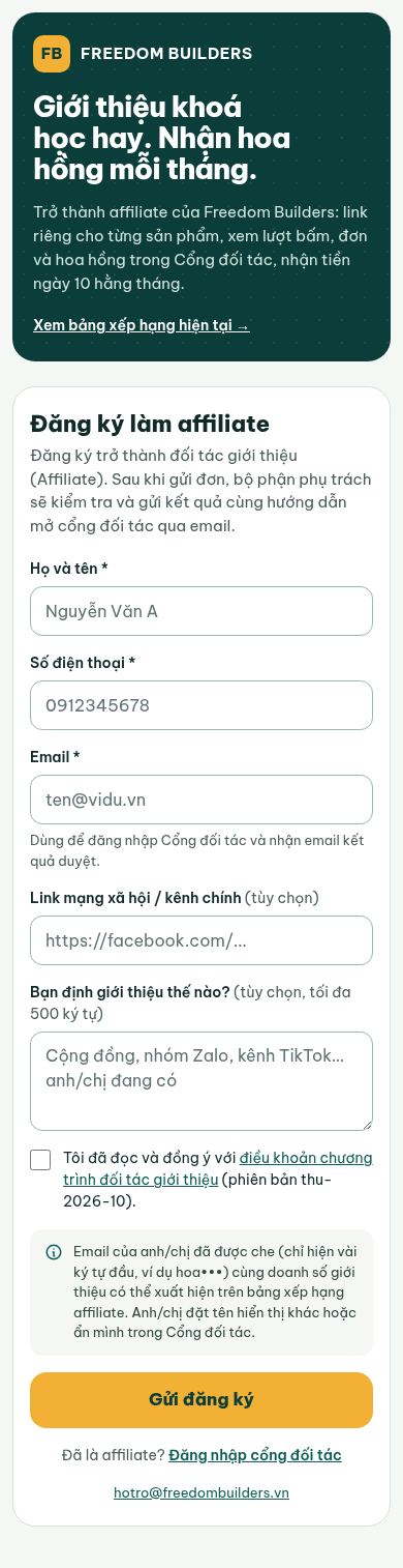 Trang Đăng ký làm affiliate trên điện thoại: khối giới thiệu thu gọn ở đầu, form bên dưới, nút vàng Gửi đăng ký và link Đăng nhập cổng đối tác ở cuối. Chụp trên production 21/10/2026, trang công khai.